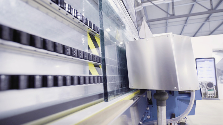 Die Kantenbearbeitungsanlage LB 11/45 FA von Bovone braucht keine manuelle Anpassung der Schleifscheibenhöhe, da die Maschinen eigenständig den Verschleiß der Schleifscheibe ausgleicht.