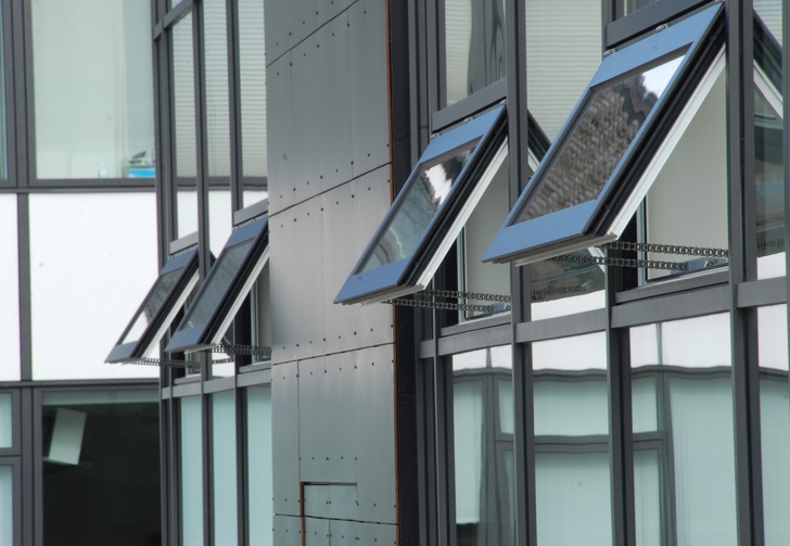 Kettenantriebe automatisieren die freie Fensterlüftung und machen sie damit besonders effektiv. Sensoren – zum Beispiel zur Bestimmung des CO2-Gehalts in der Luft – messen dabei permanent die Raumluftqualität und sorgen dafür, dass sich Fenster bei Bedarf automatisiert und geräuscharm öffnen und schließen.