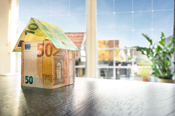 15.000 Euro können Eigentümer bei der Fensterförderung einstreichen.  Mehr Infos dazu: www.glaswelt.de/fenster/bund-gibt-bis-zu-15000-euro-bei-der-fenstersanierung  - © VFF/hilzinger GmbH
