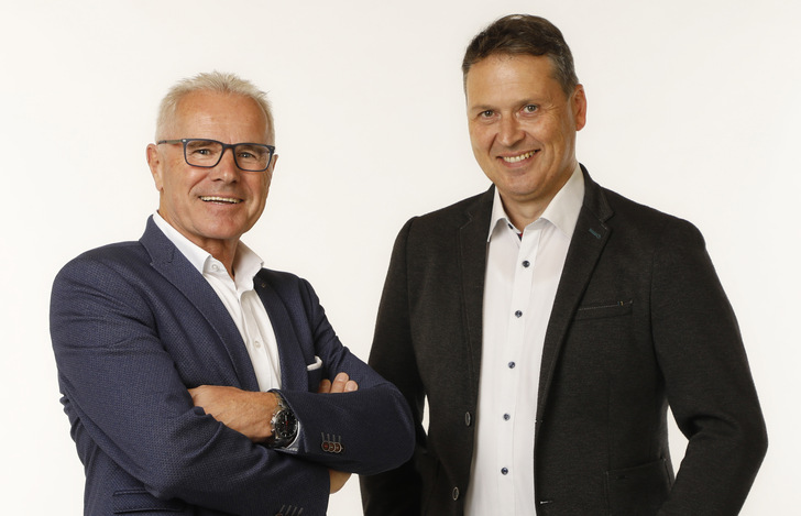 Der langjährige Geschäftsführer von OERTLI Werkzeug- und Maschinenhandels-GmbH, Ulrich Ritter (l.), verabschiedet sich in den Ruhestand und übergibt die Leitung an den Experten für die Fenster- und Türenproduktion sowie den Holzbau, Bernd Jörg.