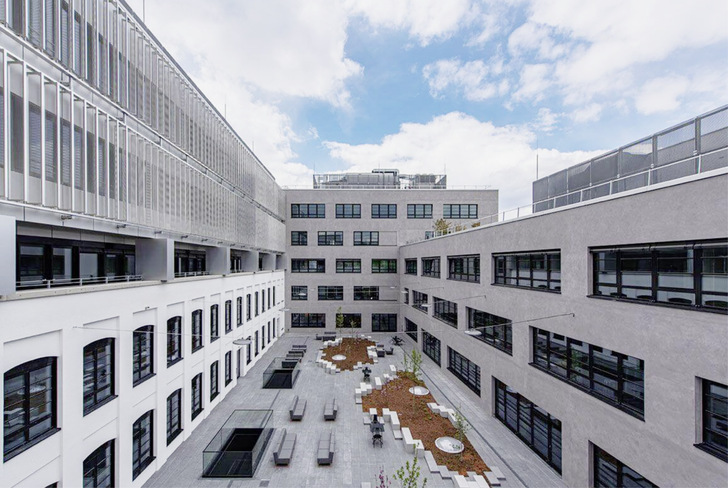 Als klassischer Block in Form eines Donut ­geplant, wurde der Incubator mit innenliegendem Hof angelegt. Der Baukörper ist zweigeteilt: Er besteht aus dem dreigeschossigen ­Sockel, der Erdgeschoss, erstes und zweites Obergeschoss umfasst.