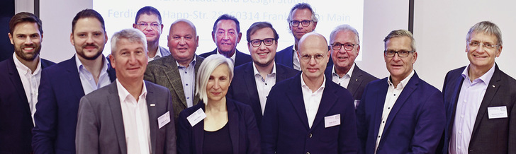 AIUIF-Mitgliederversammlung 2021 in der Geschäftsstelle in Frankfurt/Main v.l.: Pierre Schlosser (Technoform Bautec Kunststoffprodukte GmbH), Eduard Günder (REYNAERS GmbH), Manfred Hebel (RAICO Bautechnik GmbH), Mar-kus Schulz (IBS Fassadentechnik GmbH), Hugo Philipp (KBM-Philipp GmbH), Ulrike Döbel (A|U|F e.V.), Walter Lonsinger (A|U|F e.V.), Christoph Wahl (HD Wahl GmbH), Thomas Utsch (GLASSLINE GmbH), ­Jürgen Einck (Drees & Sommer SE), Hans Dieter Wahl (HD Wahl GmbH), Werner Jager (Hydro Building Systems Germany GmbH), Thomas Lauritzen (Schüco International KG).