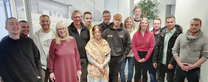 Fachlehrerin Karin Kuban-Scheel aus Hadamar (3. v.l.) mit angehenden Glastechnikern und Glaser-Auszubis beim Besuch von  dormakaba in Bad Salzuflen. 
