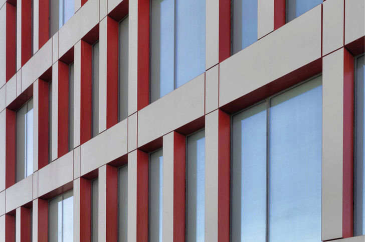 Das ausgezeichnete Low-E Glas Şişecam Temperable Solar Control Neutral 70/37 passt für Verglasungen, bei denen Transparenz und geringe Reflexion gefragt sind.