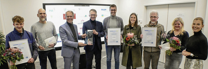 Bei der Preisverleihung (v. l.): Jérome Abel und Torsten Villette ­(beide Carlo Collodi Schule), Hermann Schüller (Semco CEO), Bernhard Feldmann, Jann Christian Hegewald, Isabell Hinrichs (alle Semco), Schulleiter Torsten Meiwald und Britta Niemeyer (beide Eibenhorst-Schule) und Stephanie von Unruh (GF Nordwest Mediengruppe)