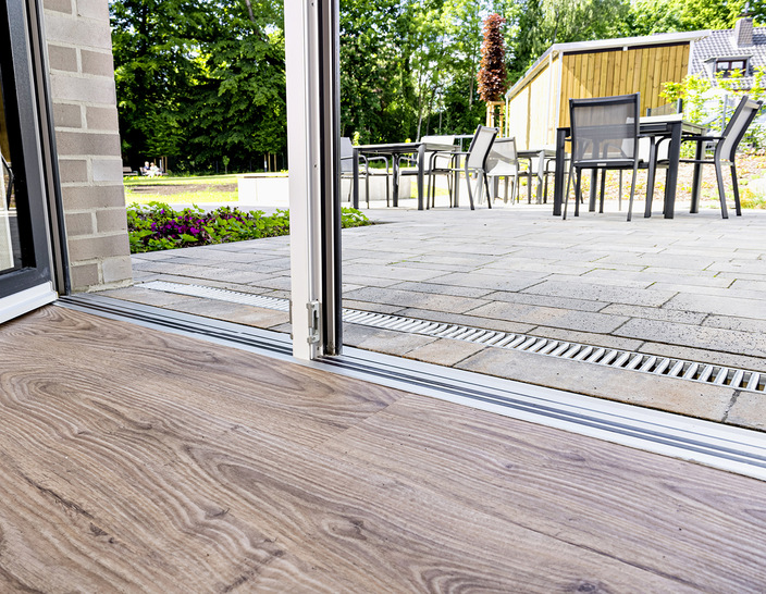 Terrassen- und Balkontüren mit Durchgangsbreiten von ca. 1 – 1,20 m ermöglichen den Pflegebetten­transport auf die Freisitze und in den Garten.