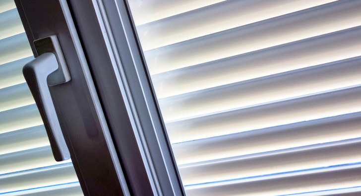 Rollläden sind nach wie vor als Sicht- und Sonnenschutz gefragt, wenn es um die Ausstattung der Fenster im Altbau und Neubau geht. - © Foto: Gina Sanders - stock.adobe.com
