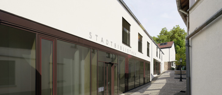 Der Neubau der Bibliothek fügt sich harmonisch in die kleinteilige Altstadtstruktur ein.
