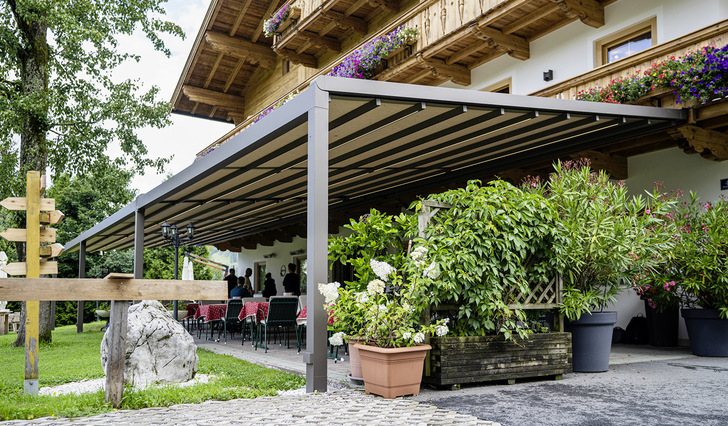 Die Technik der Pergola stretch erlaubt Einfeldanlagen oder wie hier eingesetzt gekoppelte Mehrfeldanlagen.