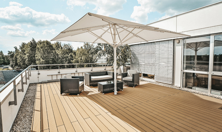 Auch auf der privaten Dachterrasse können die Schirme durch ihre Wetterstabilität überzeugen.