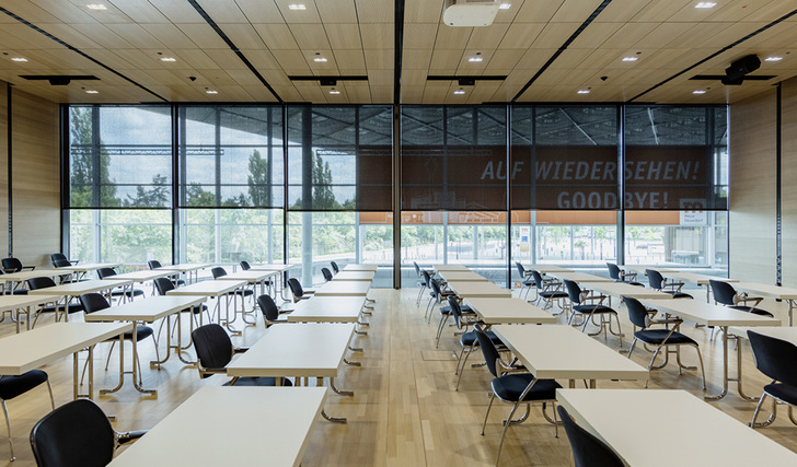 Eine hoch wirksame Reduktion des solaren Eintrags sorgt für exzellenten Tagungskomfort.