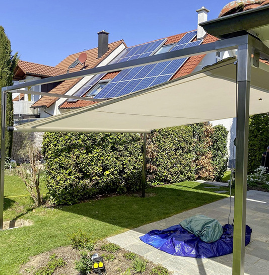 In der als Freisteher konzipierten Version Shade Cube kann die Neigung des Sonnensegel verstellt werden.
