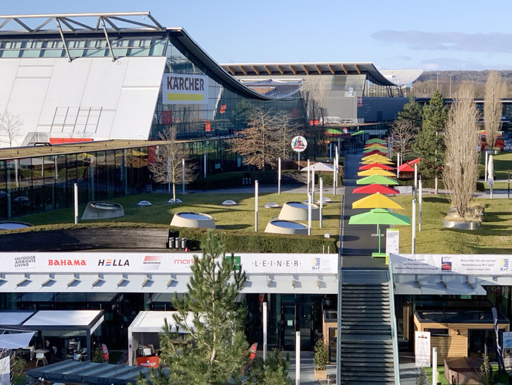 Die Schirmallee wird auch 2022 wieder eine der Haupt­attraktionen auf der OUTDOOR. AMBIENTE. LIVING. sein. - © Foto: Olaf Vögele
