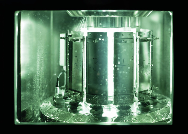 Mit Hilfe von Xenonlicht und regelmäßiger Beregnung simuliert Renolit im Labor extreme Wetterbedingungen.