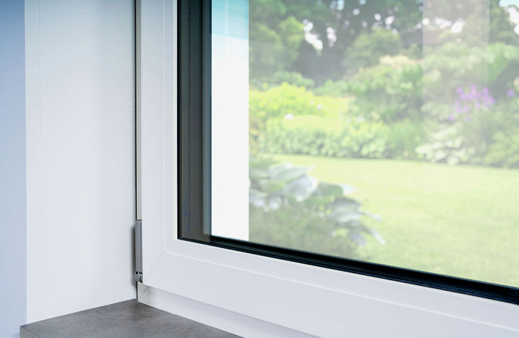 Kantige Glasleisten setzen das Design der Außenansicht bei Gealan ­Linear auf der Raumseite der Fenster fort.