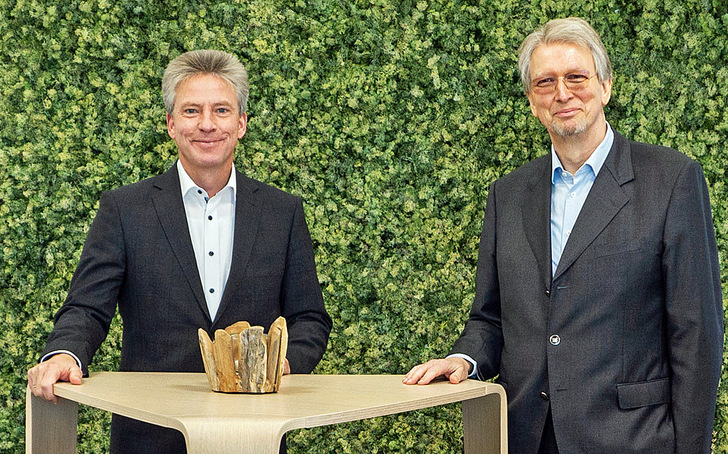 Freuen sich über die exklusive Partnerschaft: Andreas Hartleif (Vorstandsvorsitzender VEKA) und Prof. Heinz-Gerhard Redeker (Vorsitzender eQ-3). - © eq-3 AG

