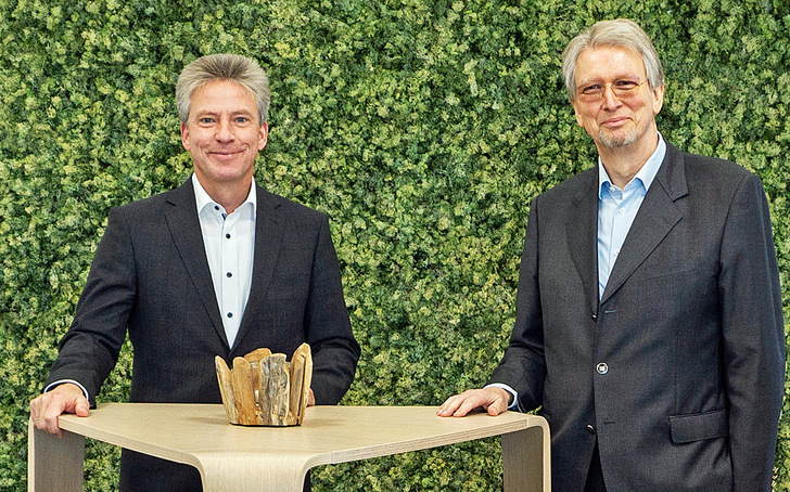 Freuen sich über die exklusive Partnerschaft: Andreas Hartleif (Vorstandsvorsitzender VEKA) und Prof. Heinz-Gerhard Redeker (Vorsitzender eQ-3).
