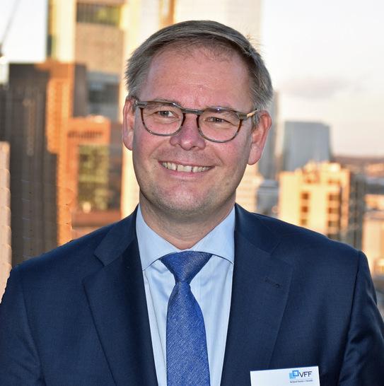 Frank Lange ist seit 2019 Geschäftsführer des Verbandes Fenster + Türen (VFF) und macht sich stark für einen Sanierungsschub. - © Daniel Mund / GLASWELT
