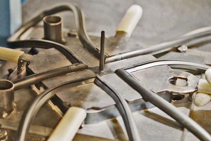 Reiff fertigt nach Vorgabe Dichtungsrahmen mit vulkanisierten Eckverbindungen.