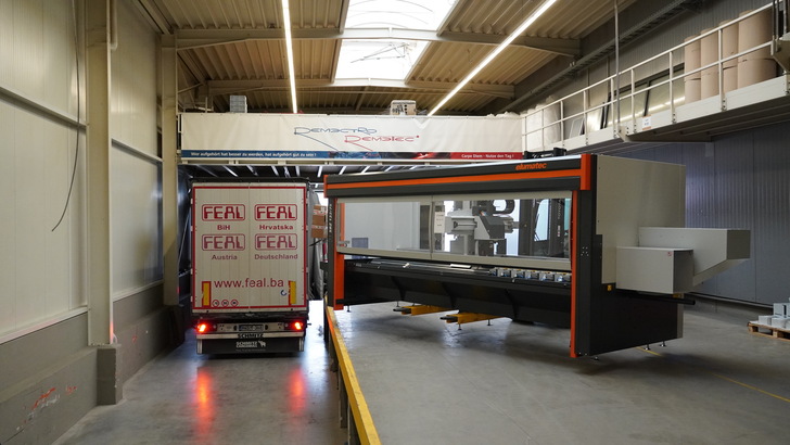 Verladung der Jubiläumsmaschine in den LKW des Kunden.