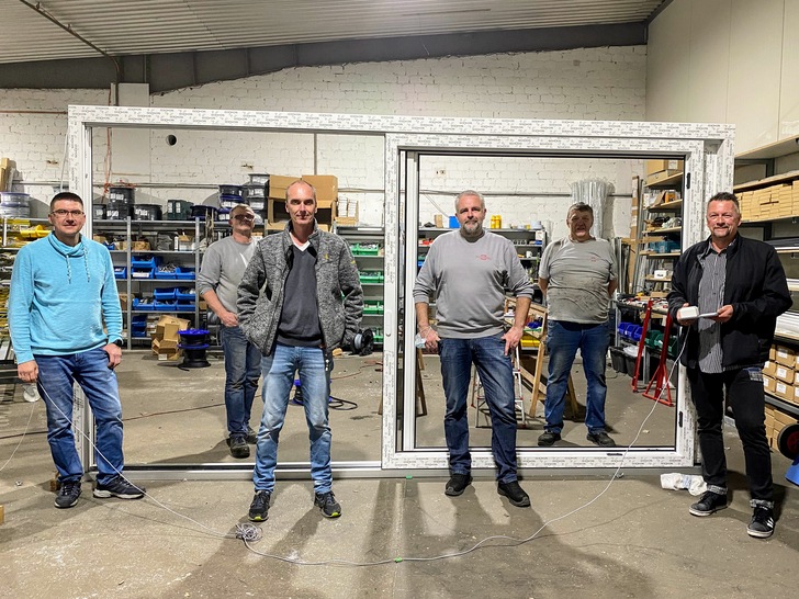 Vordere Reihe, v.l.: Viktor Jung (AV, Gerdes GmbH), Werner Steffens (Berater für Maschinen- und Anwendungstechnik, Schüco ), Torsten Hengemühle (Betriebsleiter Hebeschiebetüren, Gerdes), Joachim Goldau (Teamleiter Beschlag, Schüco).
Hintere Reihe, v.l.: Georg Gels (Produktionsleiter), Karl Schröder (Tischlermeister)