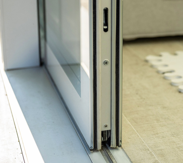 Bei Clara Ganzglasflügeln bildet speziell gehärtetes, eisenarmes und umweltzertifiziertes Glas flächenbündige Oberflächen.