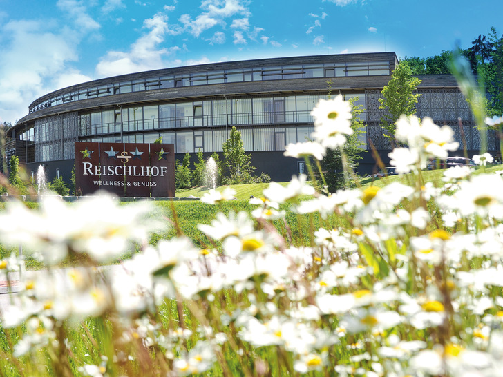 Das Hotel Reischlhof hat sich ein ökologisches Gesamtkonzept auferlegt. Dies beinhaltet die Verwendung regenerativer Energien sowie der Einsatz ökologischer Materialien. Dabei wurden auch Gläser von Isolar verbaut.