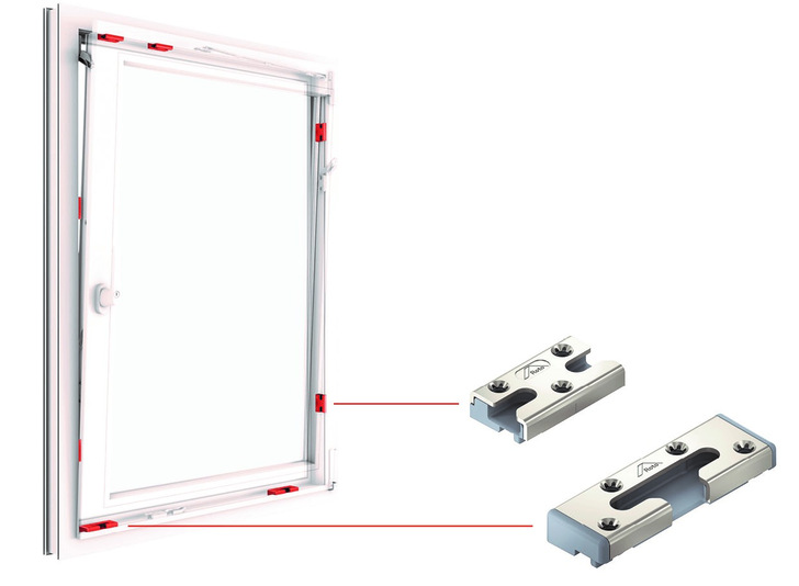 Das „Roto NX“-Sortiment umfasst ab sofort optimierte Stahlrahmenteile, die sich laut Hersteller in Kombination mit Sicherheitsschließzapfen für PVC- und Holzfenster bis RC 3-Niveau eignen. Hinzu komme verstärkter Kundennutzen auf den Feldern Verarbeitung und Montage, Bedienkomfort und Design. Das Foto zeigt ein „TiltSafe“-Fenster mit Sicherheitskipplagern und -schließstücken.