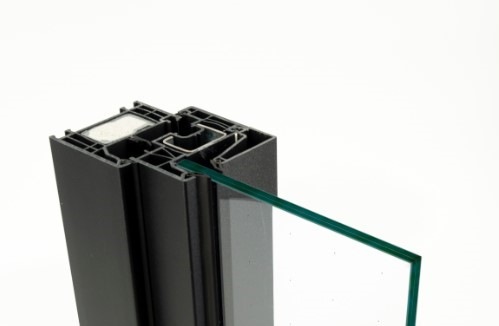 Die Elegant-Kunststoff- und Decalu-Alufensterprofile von Deceuninck können jetzt auch mit Fineo-Vakuumglas versehen werden.