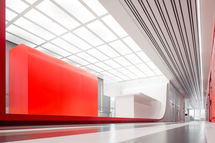 Das lichtstreuende DecorGem Light von OmniDecor ist mit geätzter und glänzender Oberfläche in Formaten bis 2000 x 3210 mm erhältlich.