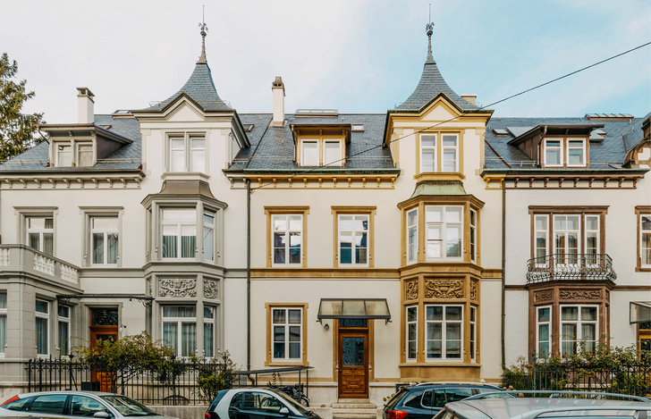 Beim Umbau des früheren Stadthauses der Gebrüder Georg und Rudolf Stamm aus dem Jahr 1897 (Mitte) blieb die Außenansicht der historischen Fenster original erhalten. Die frühere Einfachverglasung der Fensterelemente wurde hierbei optisch unauffällig durch ein sehr schlankes 2-fach-Isolierglas von Saint-Gobain ersetzt.
