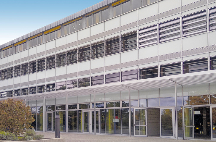 Die moderne neue Gebäudefassade „versteckt“ die alte Bestandsfassade. 