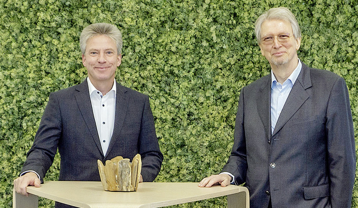 Freuen sich über die exklusive Partnerschaft: Andreas Hartleif (Vorstandsvorsitzender VEKA) und Prof. Heinz-Gerhard Redeker (Vorsitzender eQ-3). - © Foto: eq-3 AG
