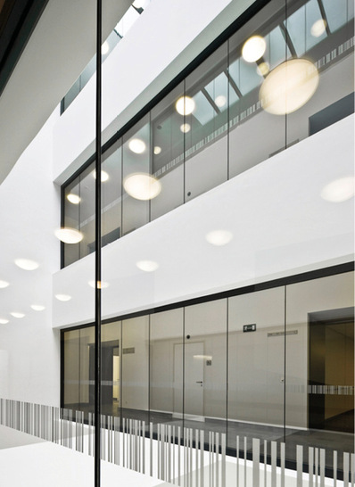 Im belgischen Krankenhaus „AZ Groenige“ in Kortrijk sind 2000 m2 raumhohe sowie absturzsichernde Pyrobel Brandschutzgläser verbaut. 