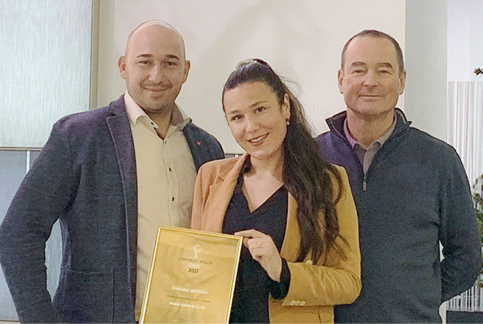 Stolzes Gewinner-Team (v. l.): die Weinor Gesundheitsmanager Marco Constabel und Anne Hilliges sowie ­Geschäftsführer Thilo Weiermann