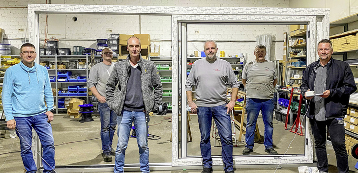 Vordere Reihe, v. l.: Viktor Jung (AV, Gerdes GmbH), Werner Steffens (Berater für Maschinen- und Anwendungstechnik, Schüco ), Torsten Hengemühle (Betriebsleiter Hebeschiebetüren, Gerdes), Joachim Goldau (Teamleiter ­Beschlag, Schüco). Hintere Reihe, v. l.: Georg ﻿Gels (Produktionsleiter), Karl Schröder (Tischlermeister) - © Foto: Gerdes GmbH
