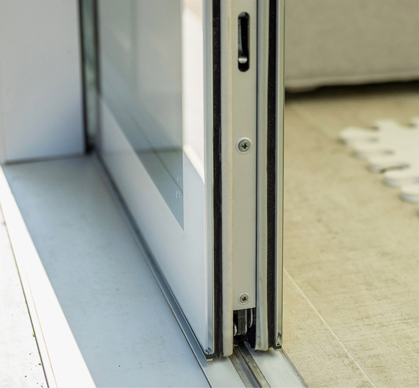 Bei Clara Ganzglasflügeln bildet ­speziell ­gehärtetes, eisenarmes u﻿nd umwelt­zertifiziertes Glas flächen­bündige ­Oberflächen.