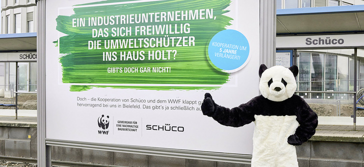 Schüco und der WWF verlängern ihre Kooperation um weitere fünf Jahre. Hier ein ­Foto zur Schüco-Kampagne zur WWF-Kooperation. - © Foto: Schüco International KG
