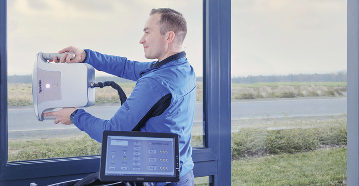 Mit dem mobilen Messgerät von Sparklike lässt sich auch auf einer Baustelle und bei Bestandsgebäuden der Edelgasgehalt von Isoliergläsern prüfen. - © Foto: Technoform / Jens Hassenpflug
