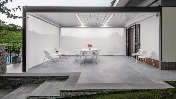 Beim italienischen Outdoor-Spezialisten denkt man tiefer in den neu entstehenden (Wohn-) Raum hinein, um den Zeitraum bis zur ganzjährigen Nutzung der Terrasse zu erweitern. - © Foto: Corradi ﻿
