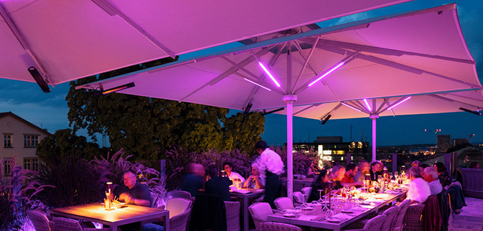 RGBW LED-Streifen in den Verstrebungen sorgen für ein angenehmes Ambiente am Abend.