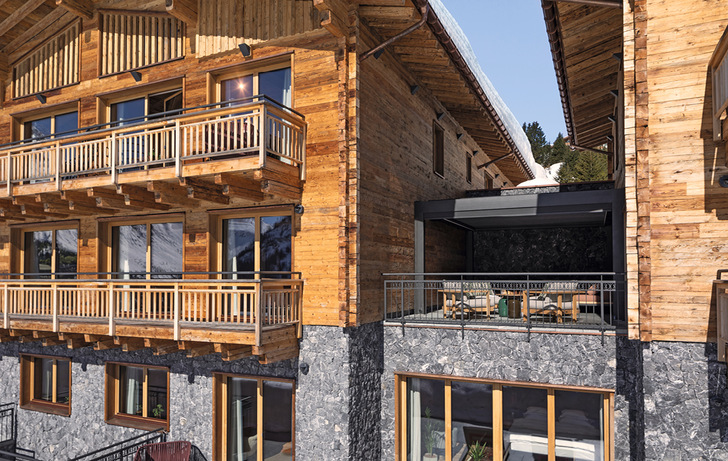 Die Arula Ferien Chalets in Oberlech bieten hohen Luxus mit alpinem Charme. - © Foto: Warema

