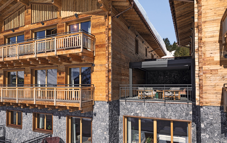 Die Arula Ferien Chalets in Oberlech bieten hohen Luxus mit alpinem Charme.