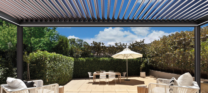 Modular und formal raffinierte Stütz- und Querprofile ermöglichen eine individuelle Konfiguration. ­Dabei sorgt die Auswahl an hochwertigen Materialien für Langlebigkeit und Beständigkeit.