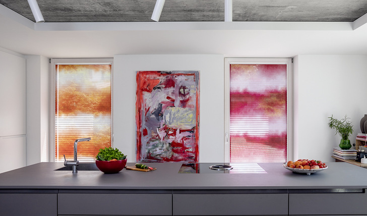 Fensterbehang als Kunstobjekt: Das Plissee-Dessin aus der „Impressive Artwork“-­Linie sorgt soft und dynamisch für einen Blickfang mit künstlerischem Touch.