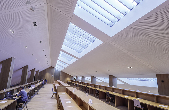 Neben der großen Büchersammlung werden 740 Lese- und Arbeitsplätze werden effektiv beschattet.