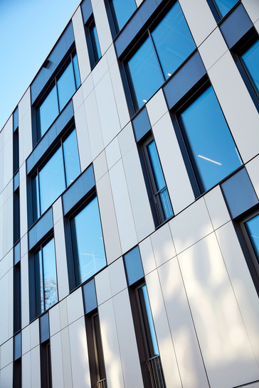 Bei öffentlich genutzten Gebäuden muss seit 2017 das Risiko für Vogelschlag reduziert werden. Beispielsweise durch den Einsatz das Vogelschutzglas Ornilux mikado von Isolar, das beim Neubau der Zentralbibliothek der Universität Marburg zum Einsatz kam.