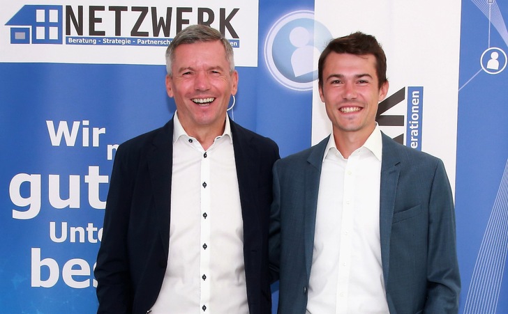 Marco Frey (r.), Sohn des Netzwerk Gründers Oliver Frey (l.), ist am 1. September 2021 in die Geschäftsleitung eingestiegen. - © Netzwerk Frey
