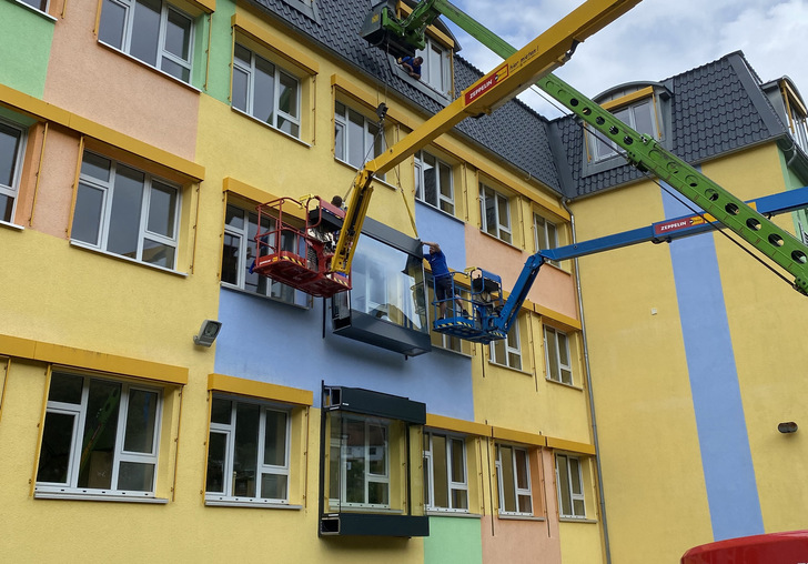 Auf die Fassade gesetzt: Das Schallschutz- und Lüftungselement Silenzio von Bellmann lässt sich mit überschaubarem Montageaufwand vor bestehenden Fenstern platzieren – wie hier bei der Sanierung eines Schulgebäudes. - © Bellmann
