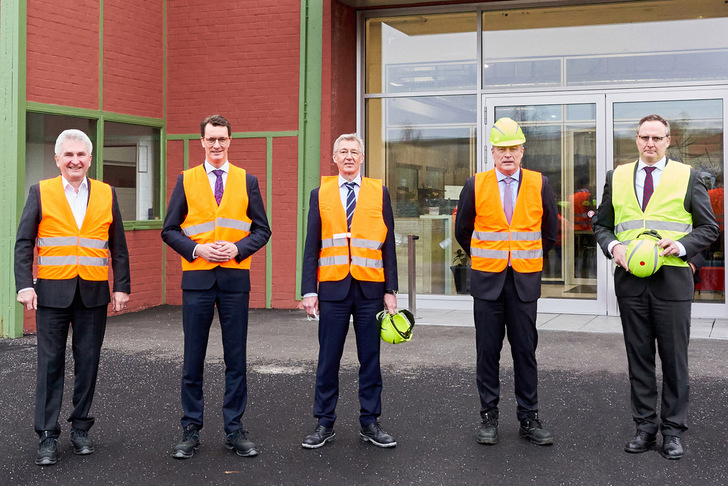 v.l.: Wirtschafts- und Innovationsminister NRW Prof. Dr. Andreas Pinkwart, NRW Ministerpräsident Hendrik Wüst, in der Mitte Raimund Heinl (CEO Saint-Gobain Germany & Austria), Dr. Jochen Eickholt (Siemens Energy Vorstand) und Stephan Kranz (CEO Saint-Gobain Glass Deutschland)